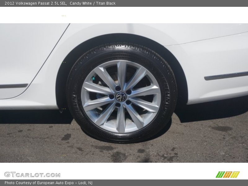 Candy White / Titan Black 2012 Volkswagen Passat 2.5L SEL