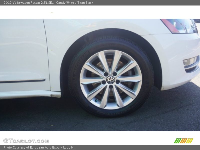 Candy White / Titan Black 2012 Volkswagen Passat 2.5L SEL
