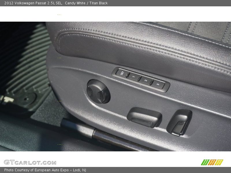 Candy White / Titan Black 2012 Volkswagen Passat 2.5L SEL