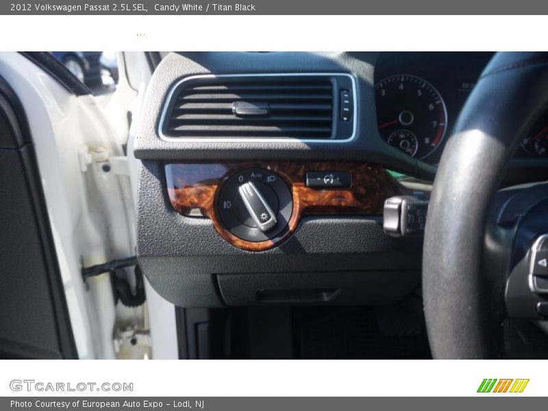 Candy White / Titan Black 2012 Volkswagen Passat 2.5L SEL