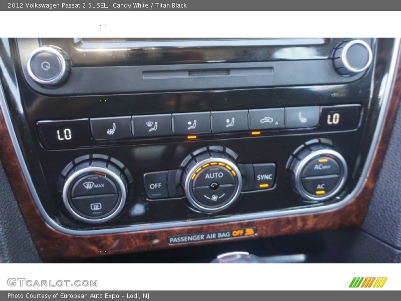 Candy White / Titan Black 2012 Volkswagen Passat 2.5L SEL
