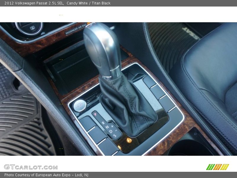 Candy White / Titan Black 2012 Volkswagen Passat 2.5L SEL