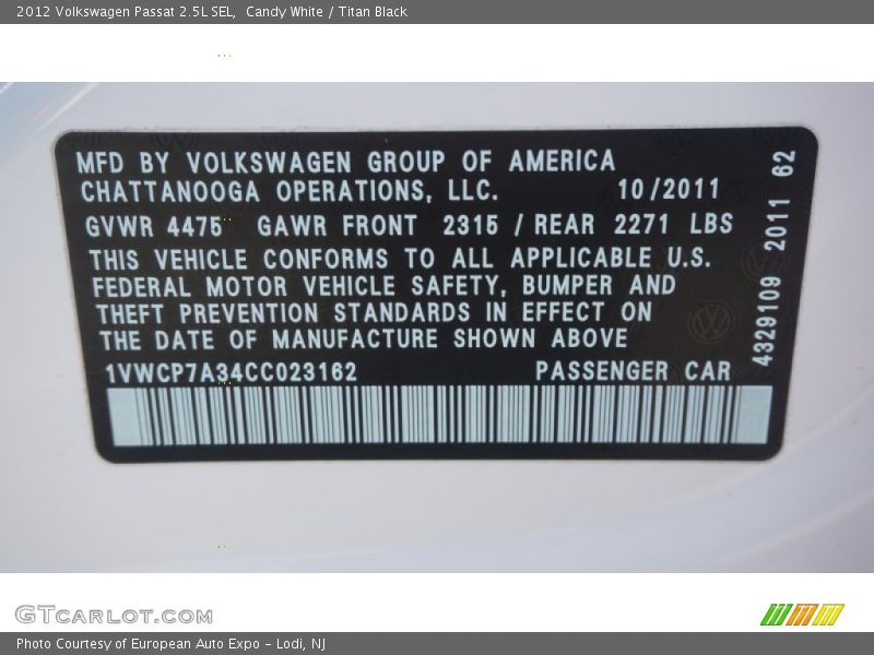Candy White / Titan Black 2012 Volkswagen Passat 2.5L SEL
