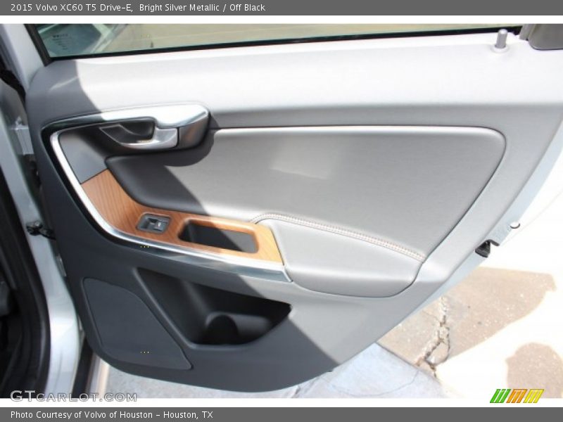 Bright Silver Metallic / Off Black 2015 Volvo XC60 T5 Drive-E