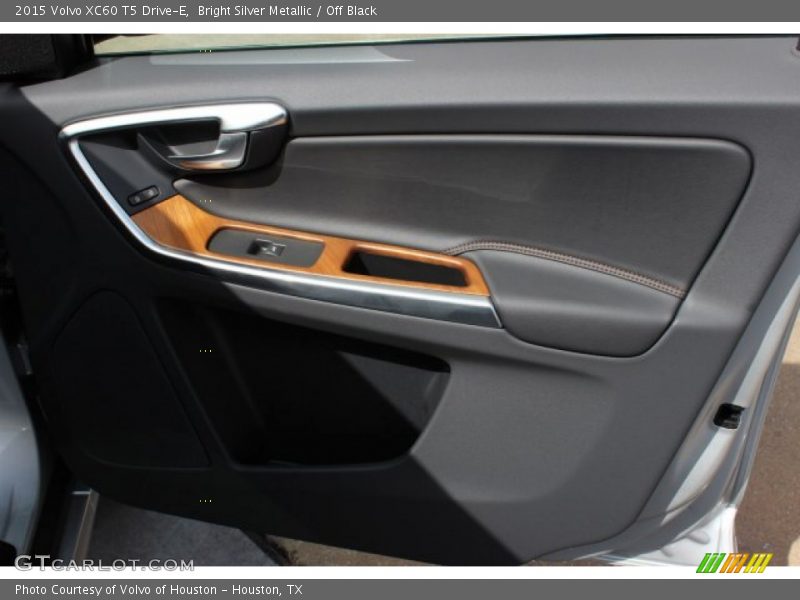 Bright Silver Metallic / Off Black 2015 Volvo XC60 T5 Drive-E