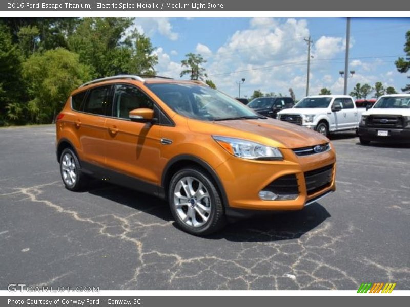 Front 3/4 View of 2016 Escape Titanium