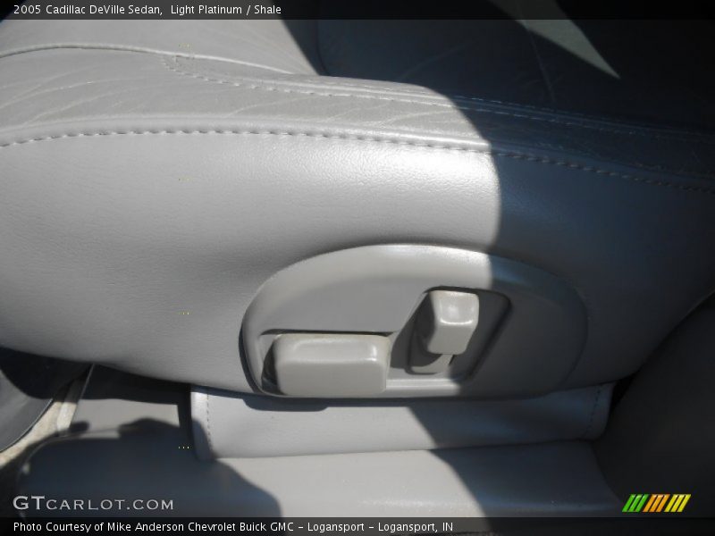 Light Platinum / Shale 2005 Cadillac DeVille Sedan