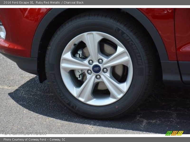 Ruby Red Metallic / Charcoal Black 2016 Ford Escape SE