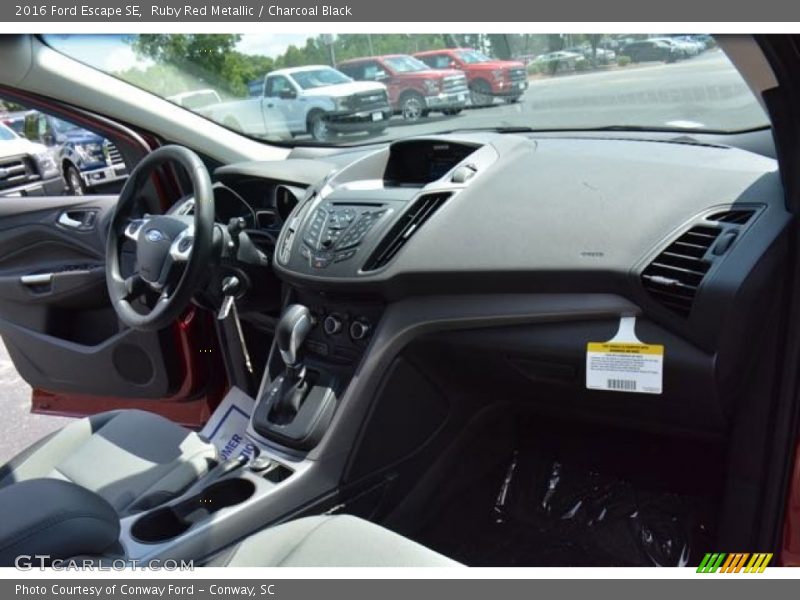 Ruby Red Metallic / Charcoal Black 2016 Ford Escape SE
