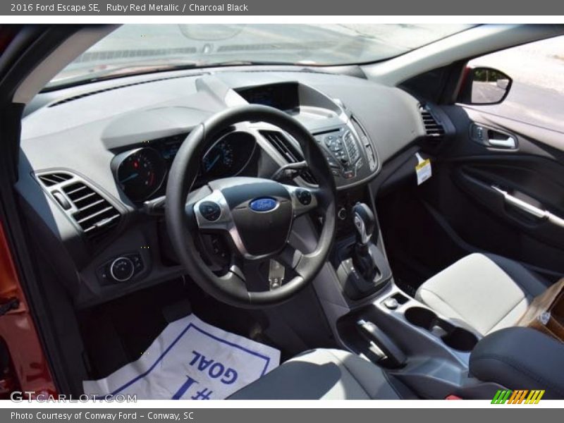 Ruby Red Metallic / Charcoal Black 2016 Ford Escape SE
