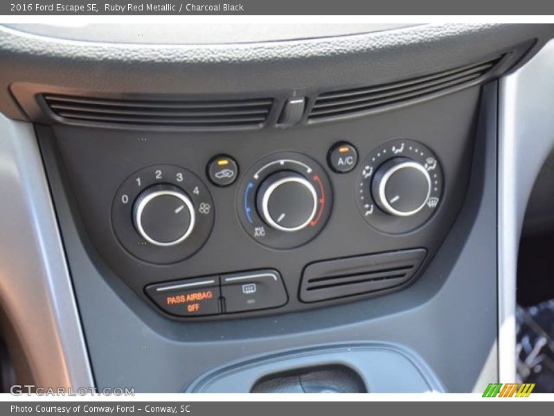 Ruby Red Metallic / Charcoal Black 2016 Ford Escape SE