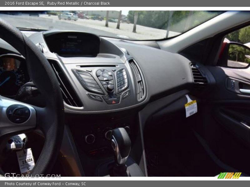 Ruby Red Metallic / Charcoal Black 2016 Ford Escape SE