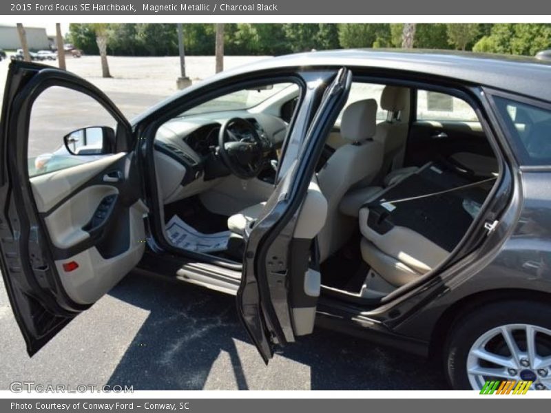Magnetic Metallic / Charcoal Black 2015 Ford Focus SE Hatchback