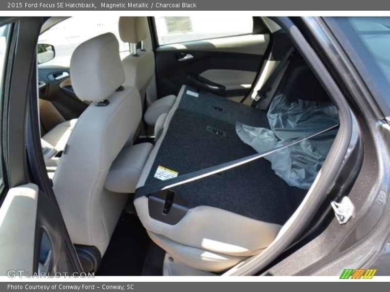 Magnetic Metallic / Charcoal Black 2015 Ford Focus SE Hatchback