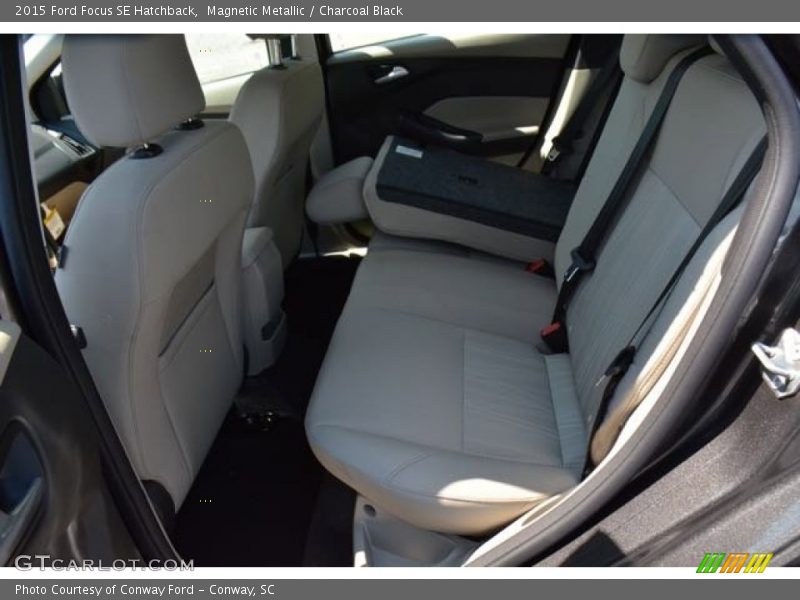 Magnetic Metallic / Charcoal Black 2015 Ford Focus SE Hatchback