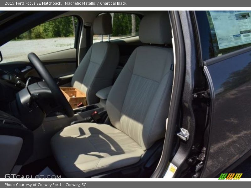 Magnetic Metallic / Charcoal Black 2015 Ford Focus SE Hatchback
