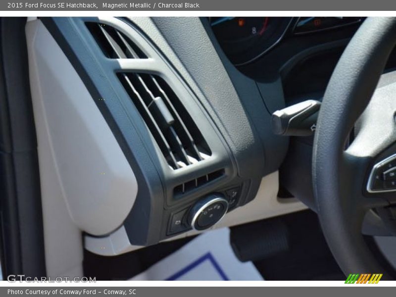 Magnetic Metallic / Charcoal Black 2015 Ford Focus SE Hatchback