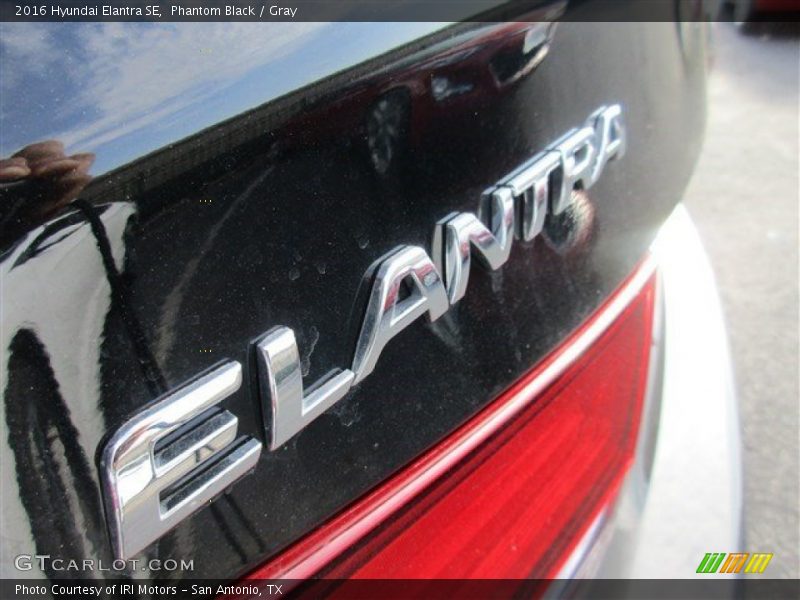 Phantom Black / Gray 2016 Hyundai Elantra SE