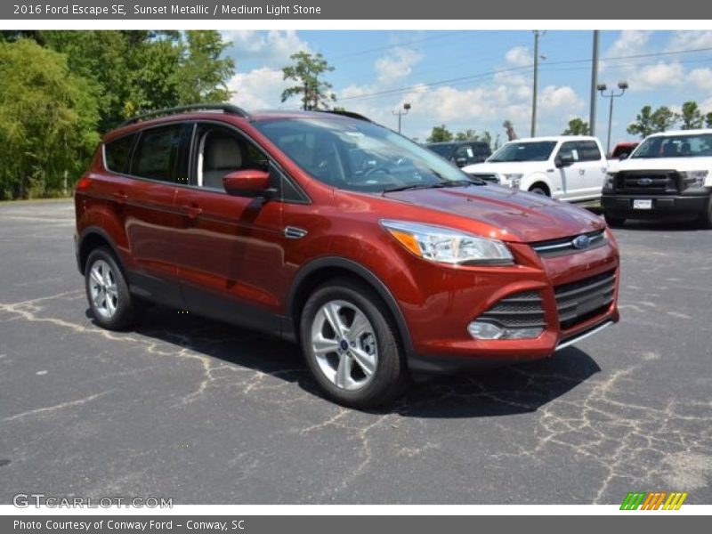 Front 3/4 View of 2016 Escape SE