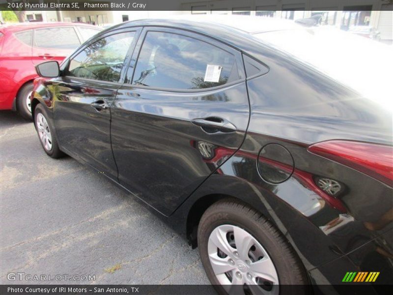 Phantom Black / Gray 2016 Hyundai Elantra SE