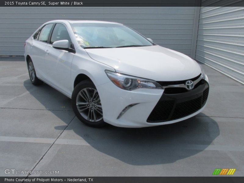 Super White / Black 2015 Toyota Camry SE