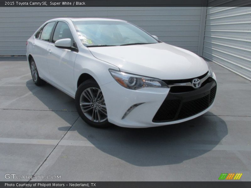 Super White / Black 2015 Toyota Camry SE