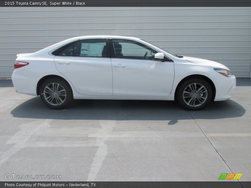 Super White / Black 2015 Toyota Camry SE