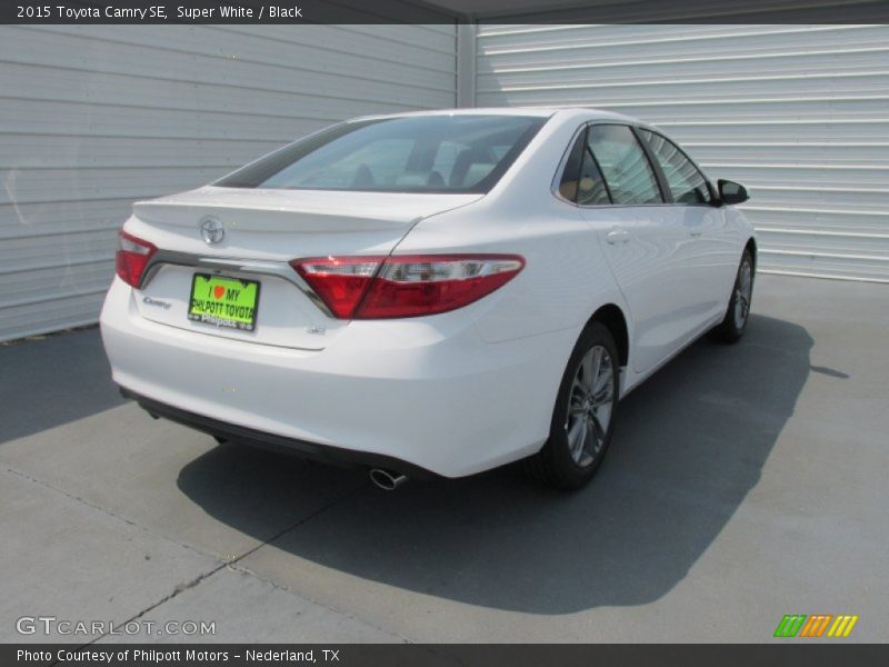 Super White / Black 2015 Toyota Camry SE