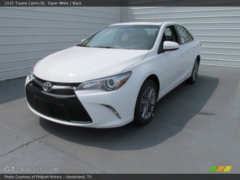 Super White / Black 2015 Toyota Camry SE
