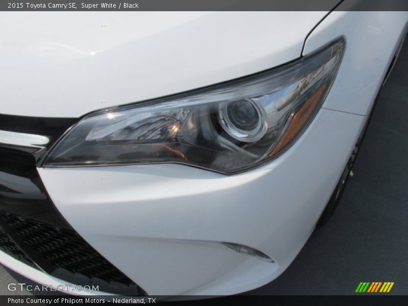 Super White / Black 2015 Toyota Camry SE