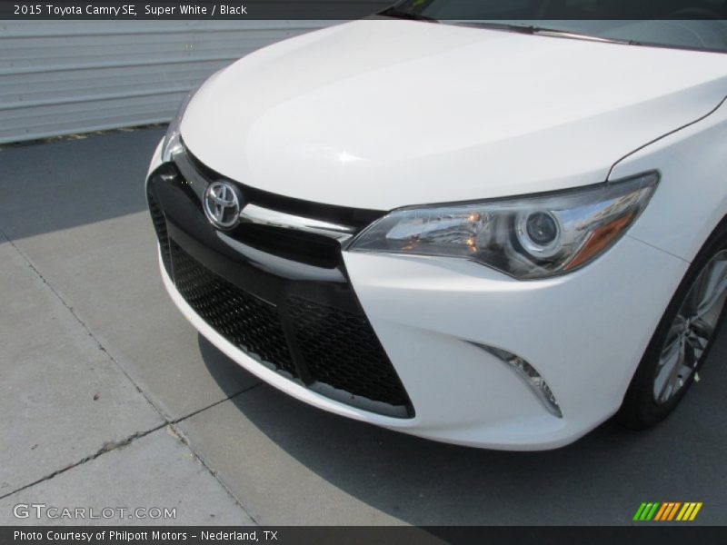 Super White / Black 2015 Toyota Camry SE