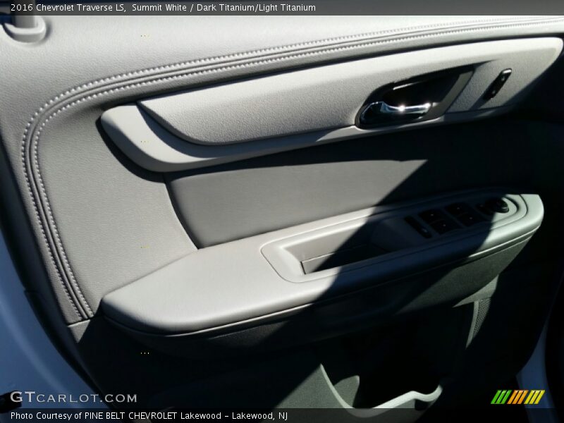 Summit White / Dark Titanium/Light Titanium 2016 Chevrolet Traverse LS