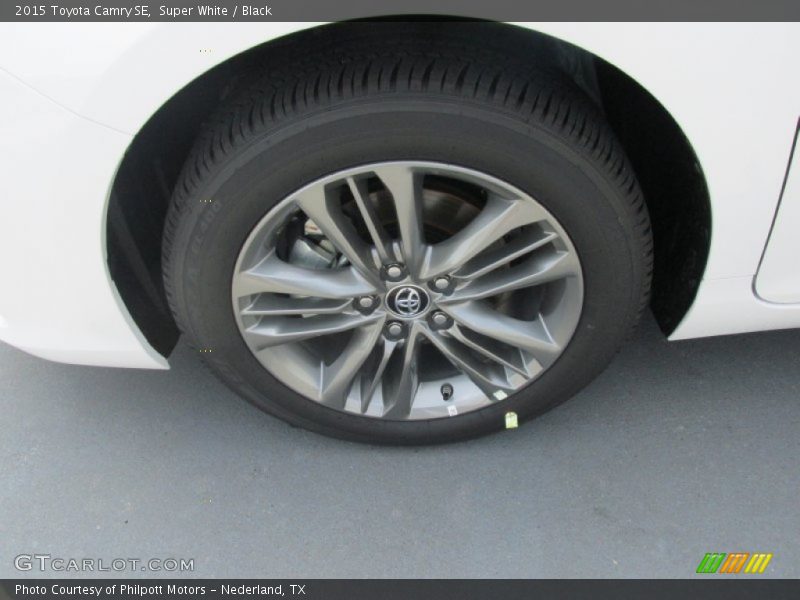 Super White / Black 2015 Toyota Camry SE