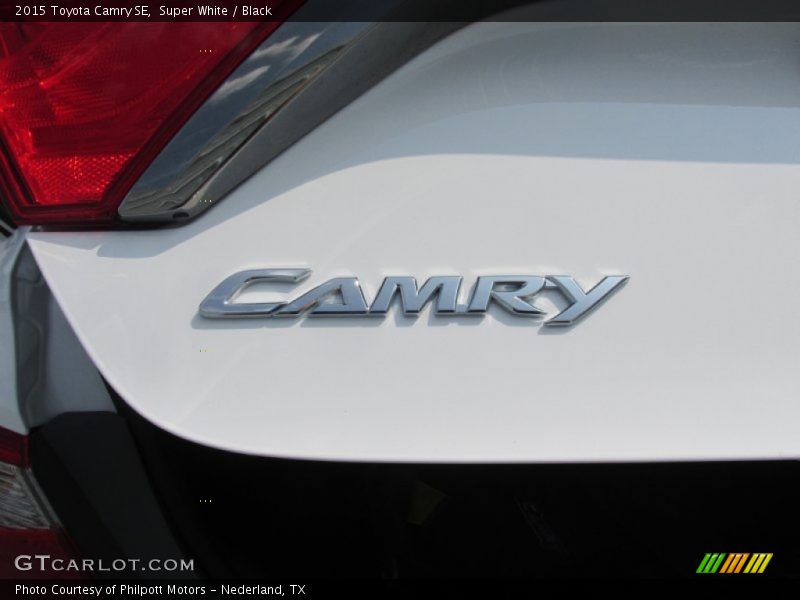 Super White / Black 2015 Toyota Camry SE