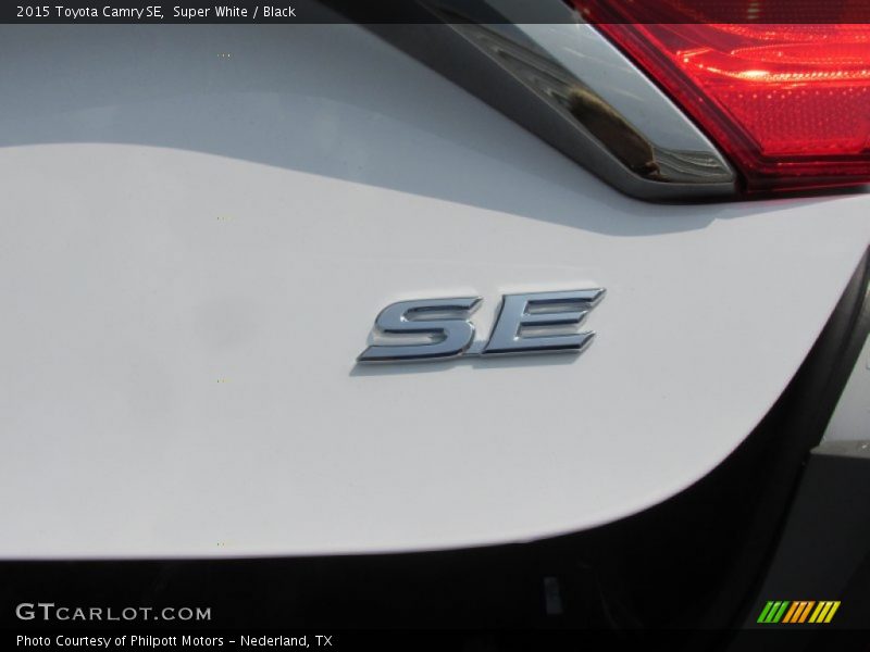 Super White / Black 2015 Toyota Camry SE