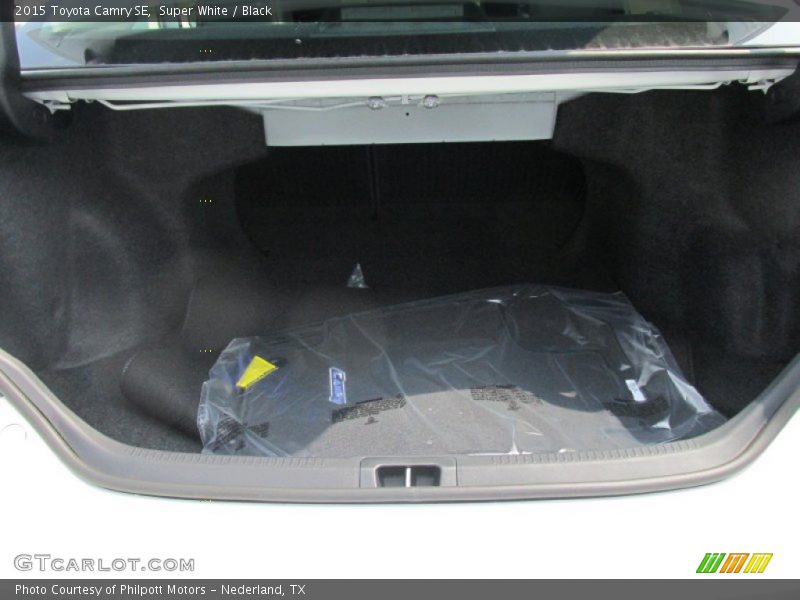Super White / Black 2015 Toyota Camry SE