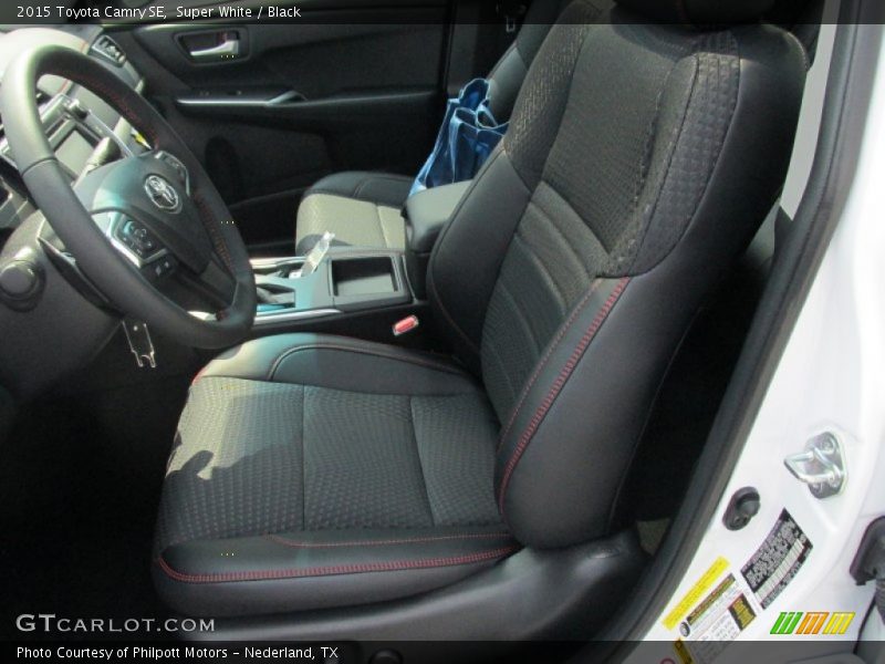 Super White / Black 2015 Toyota Camry SE