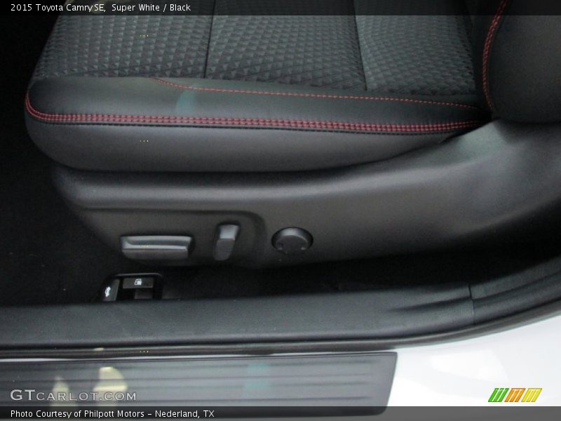 Super White / Black 2015 Toyota Camry SE