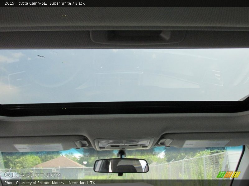Super White / Black 2015 Toyota Camry SE