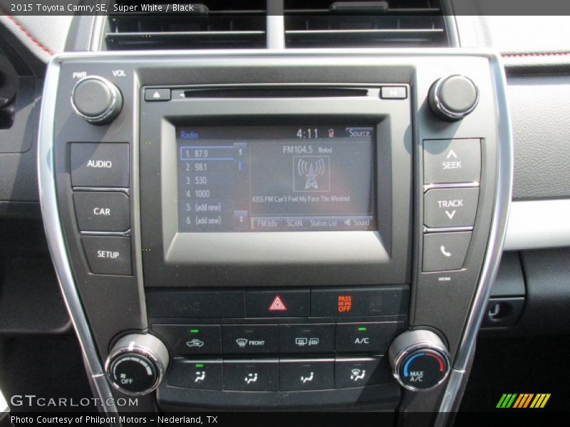 Super White / Black 2015 Toyota Camry SE