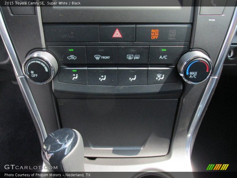 Super White / Black 2015 Toyota Camry SE