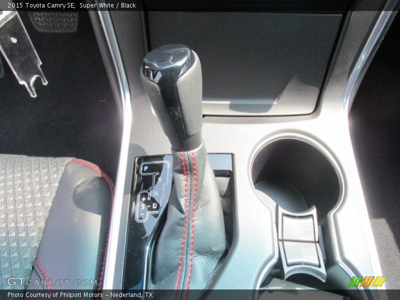 Super White / Black 2015 Toyota Camry SE