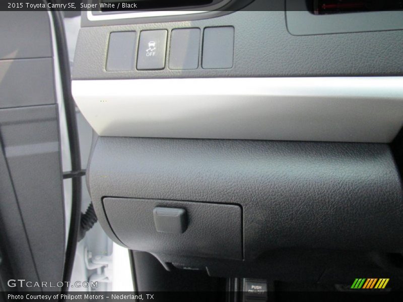 Super White / Black 2015 Toyota Camry SE