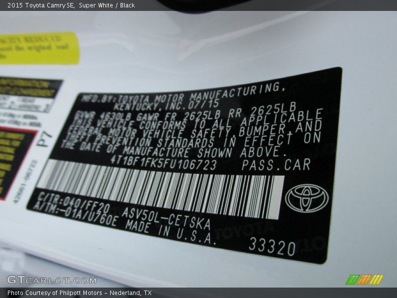 Super White / Black 2015 Toyota Camry SE