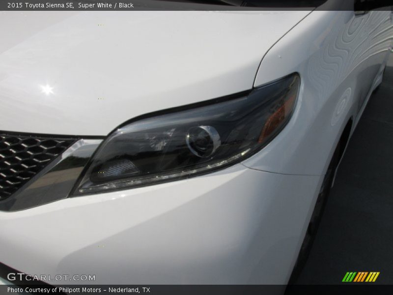 Super White / Black 2015 Toyota Sienna SE