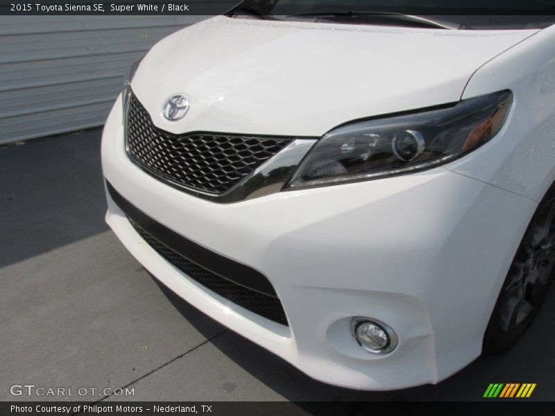 Super White / Black 2015 Toyota Sienna SE