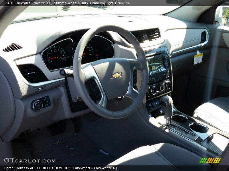Summit White / Dark Titanium/Light Titanium 2016 Chevrolet Traverse LT