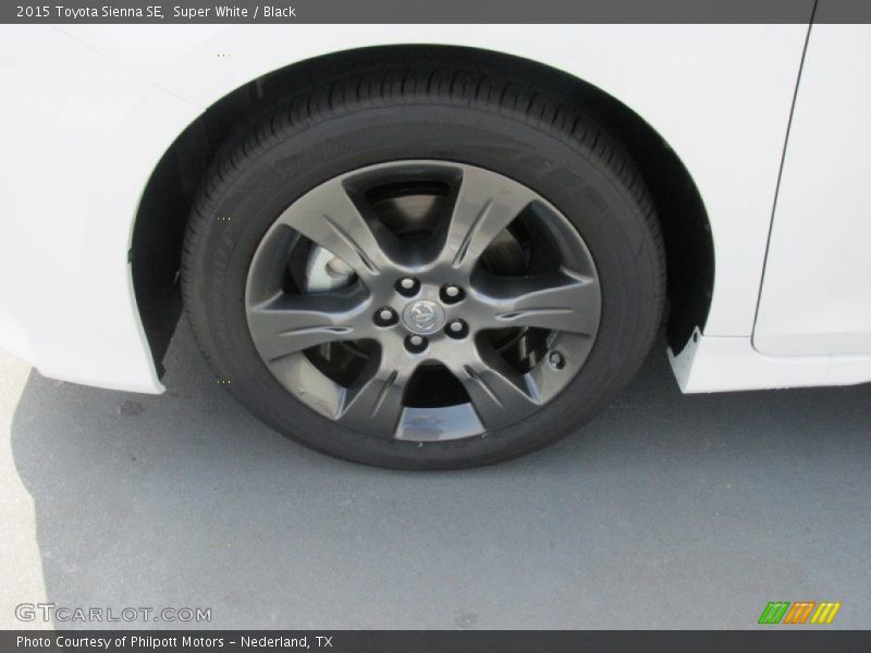 Super White / Black 2015 Toyota Sienna SE