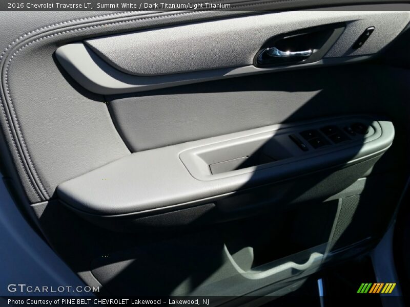 Summit White / Dark Titanium/Light Titanium 2016 Chevrolet Traverse LT
