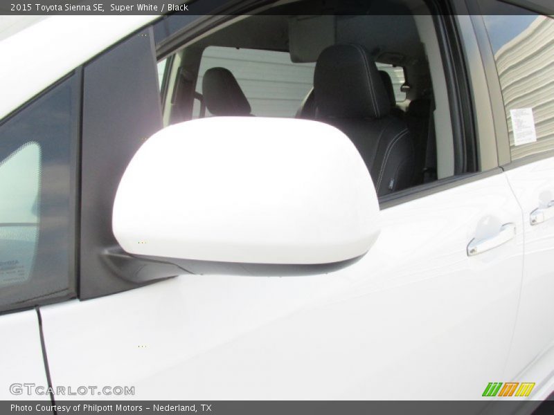 Super White / Black 2015 Toyota Sienna SE